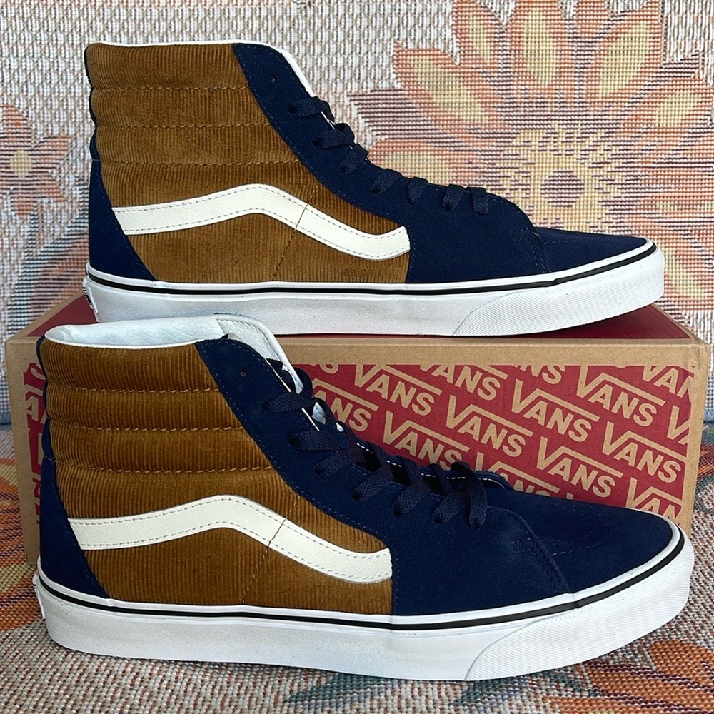 Vans WMNS Sk8-Hi
Mini Cord Blue/Brown
VN0007NS0BO
Sneakers 

CORDUROY - Picture 14 of 16